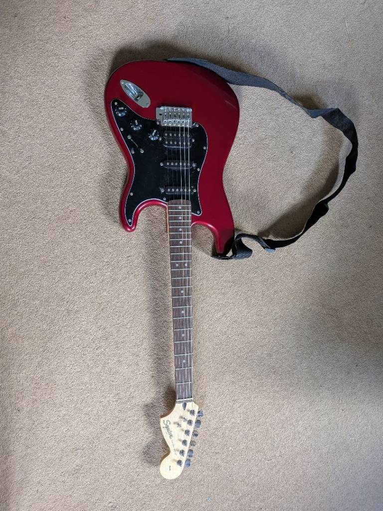 Squier Affinity Stratocaster Cherry Red and Amp Pack