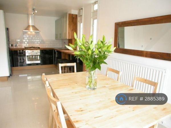 5 bedroom flat in Clapham Common, London, SW4 (5 bed) (#2885389)