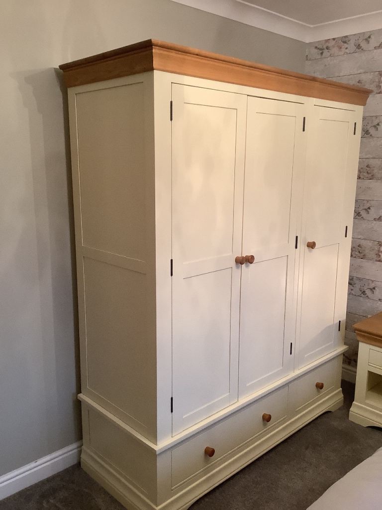 Matching bedroom furniture set