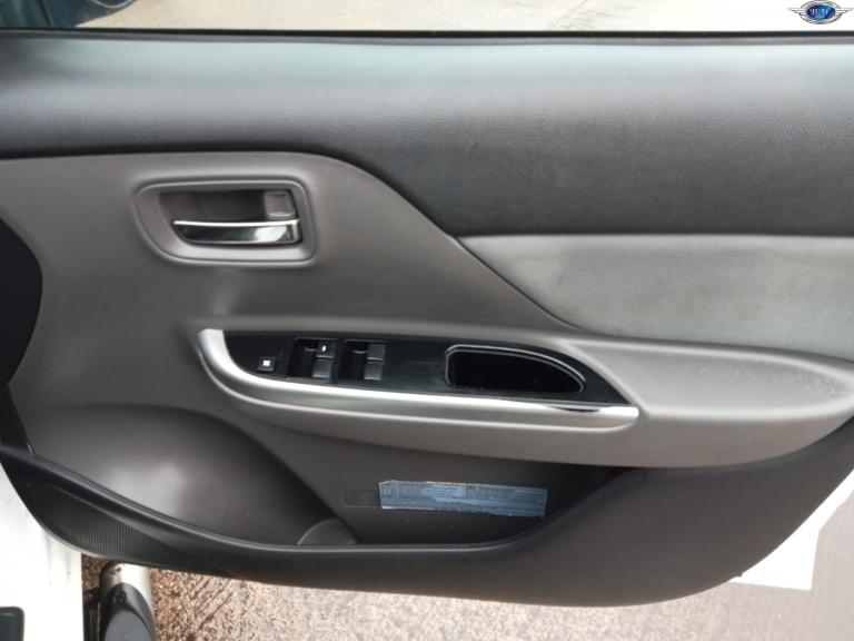 MITSUBISHI L200 2.4 DI-D DC Titan White Manual Diesel 2017