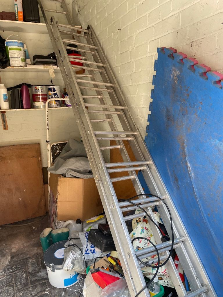 Aluminium Extension Ladder – Used Condition, Fully Functional