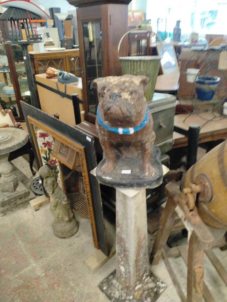 Dog statue 