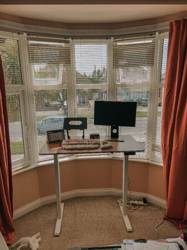 Height adjustable desk