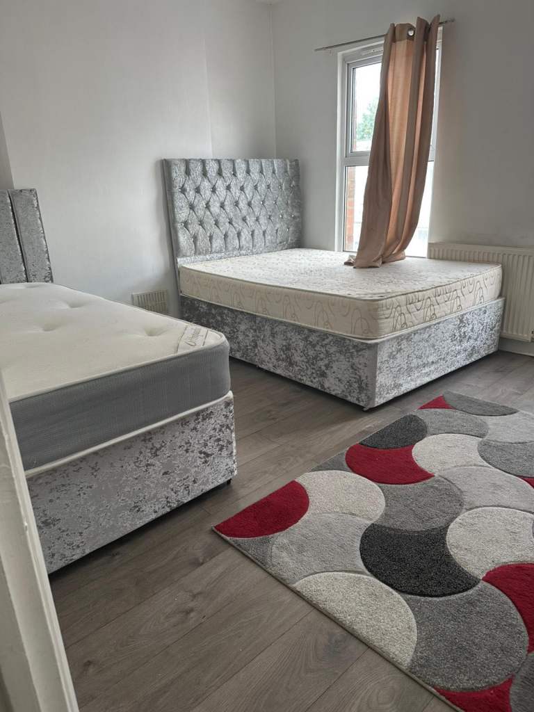 Double Room King size shared beds, room shared by two!