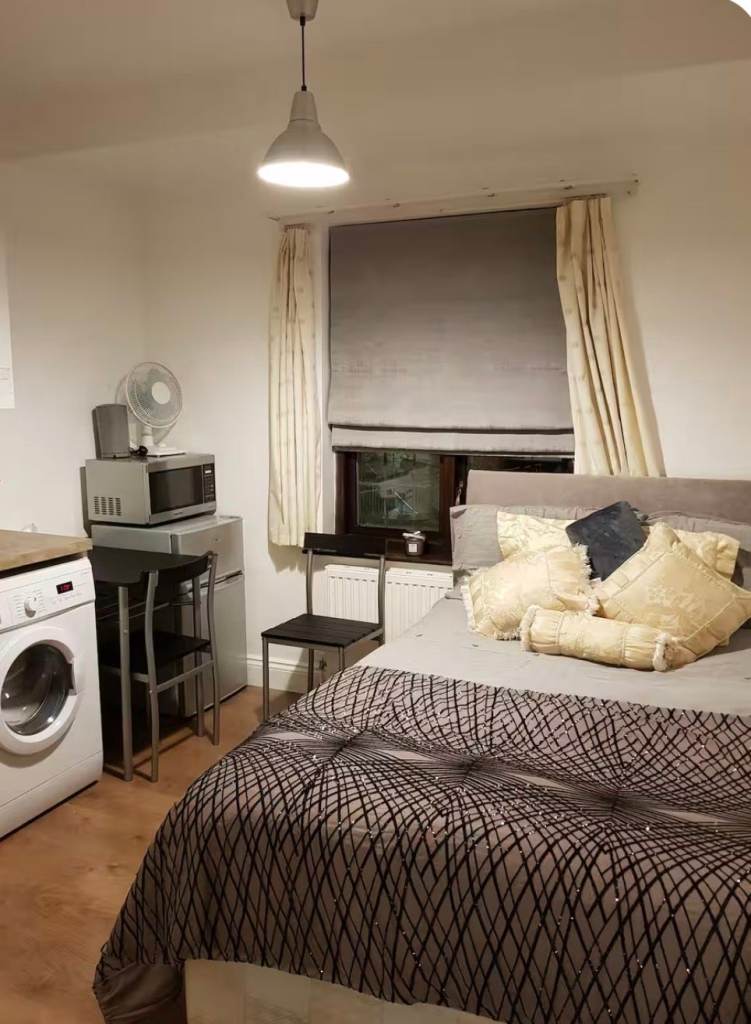Self contained Studio to rent in Hendon