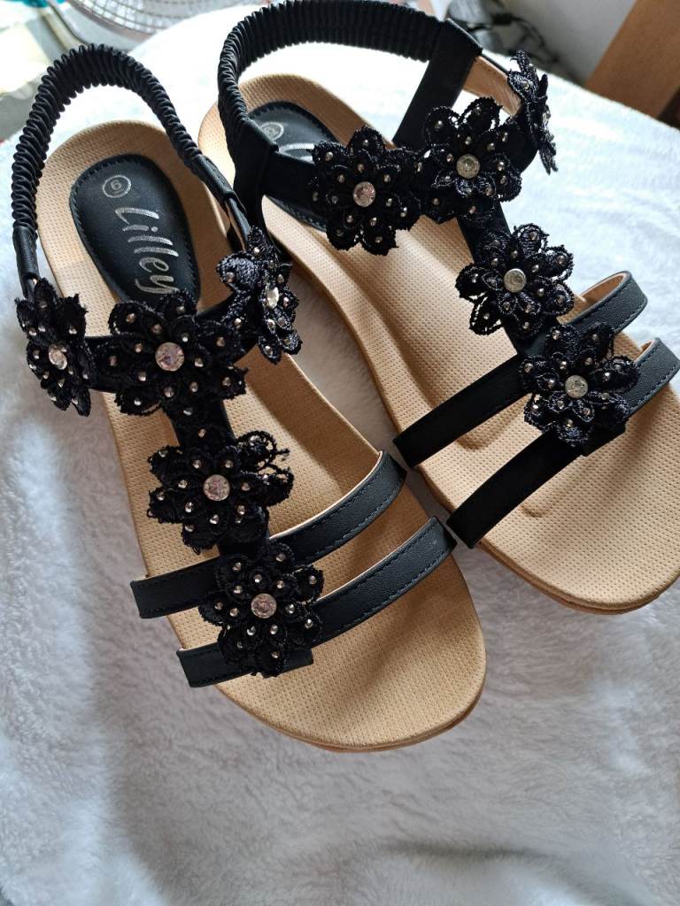 FREE Sandals never worn size 6/Sandals size 4