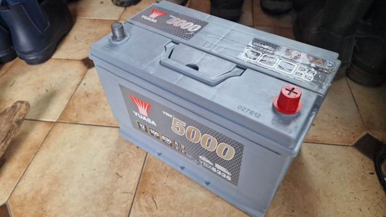 Surplus new Yuasa YBX5335 12V 100Ah 830A(EN) Pickup/Van cranking battery