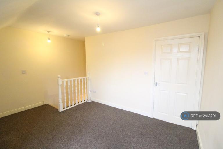 1 bedroom flat in Firth Park Road, Sheffield, S5 (1 bed) (#2913701)