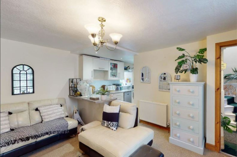 Fantastic, 2 bedroom, mid-terraced house, unfurnished, in Galasheils – available September