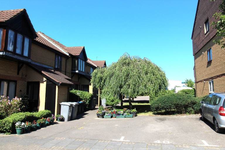 WONDERFUL 1 BEDROOM GROUND FLOOR FLAT NEAR TRANSPORT & SHOPS WITH FREE PARKING & GARDEN