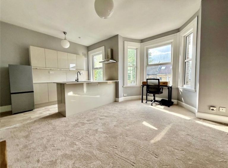Huge 3 bed flat Close to BR and Shops, over 3 floors STUNNING!!