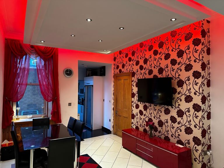 3/4 DOUBLE BEDROOM GROUND FLOOR MAIN DOOR ENTRANCE VICTORIAN PROPERTY