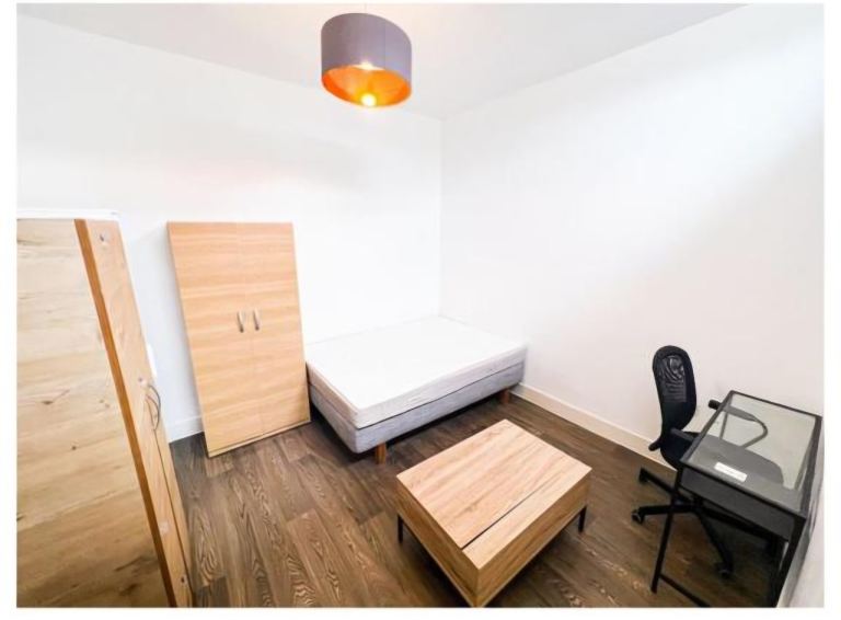 Double furnished room available now Goodmayes