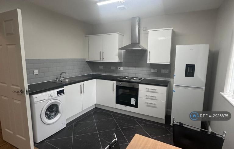 2 bedroom flat in Gladstone Court, Liverpool, L8 (2 bed) (#2925875)