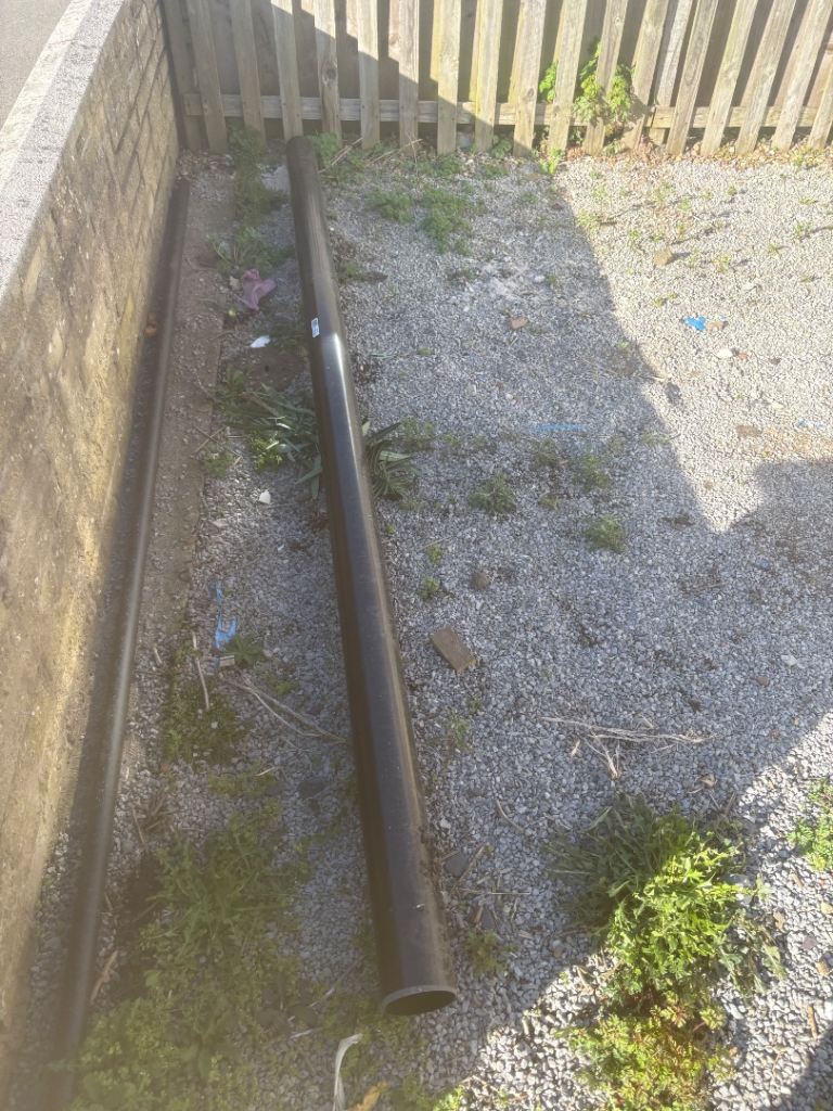 2x black drainage pipe