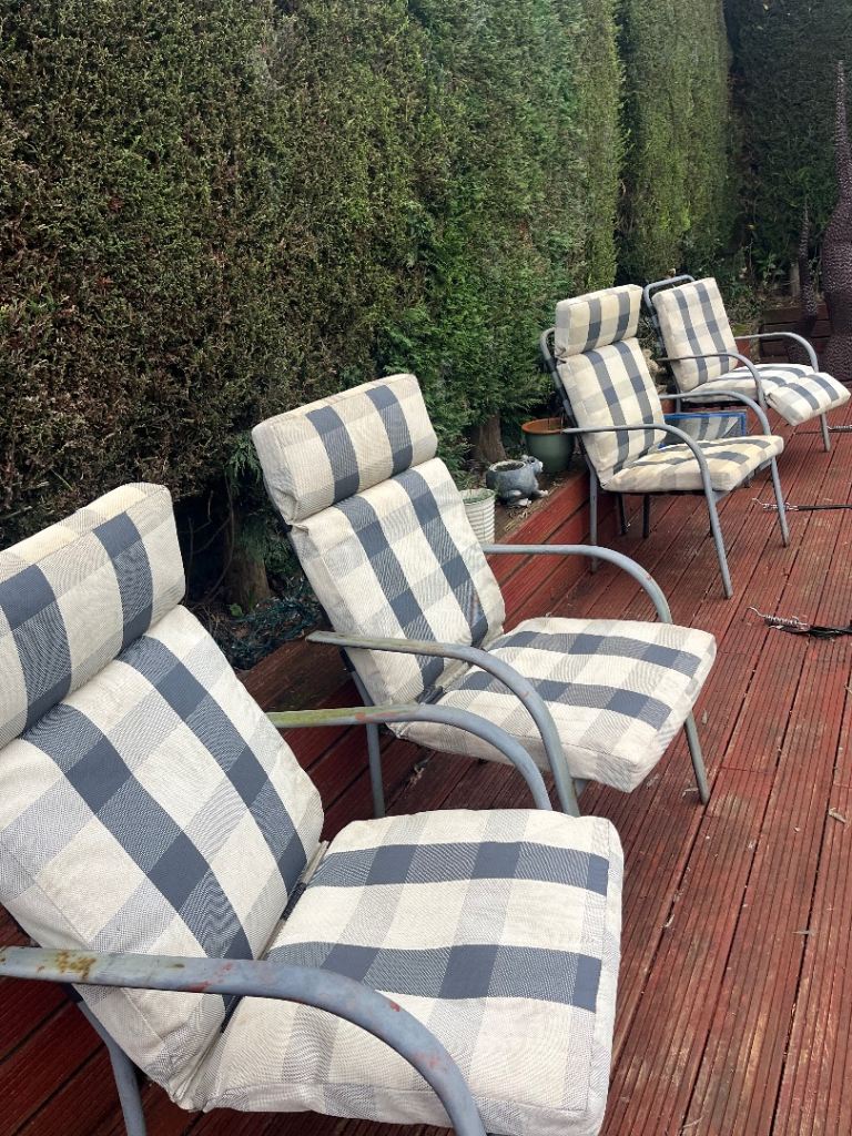 4 garden chairs. Table and cushions 