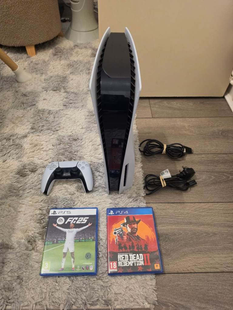 PlayStation 5 Disc Edition, Hdml cable, 2 Game disc, Power cable and 1 White DualSense controller.