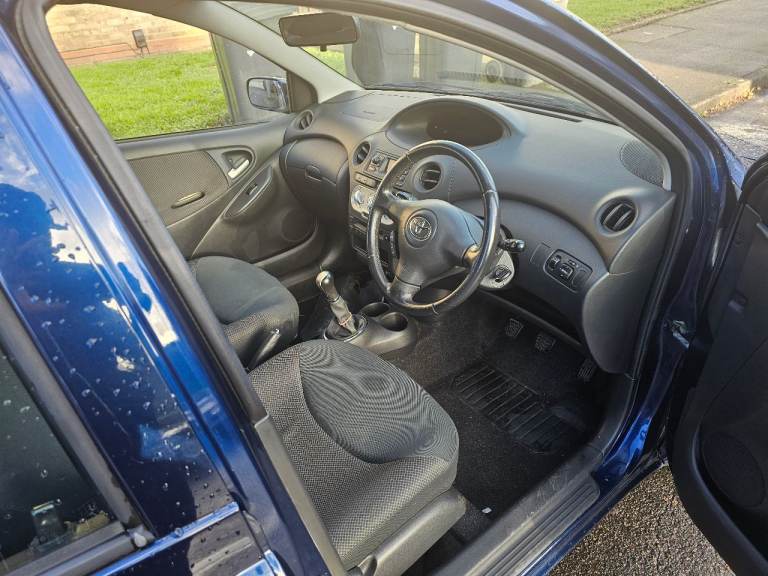Toyota yaris 1.3 petrol T spirit spec 5dr only 76k mileage look