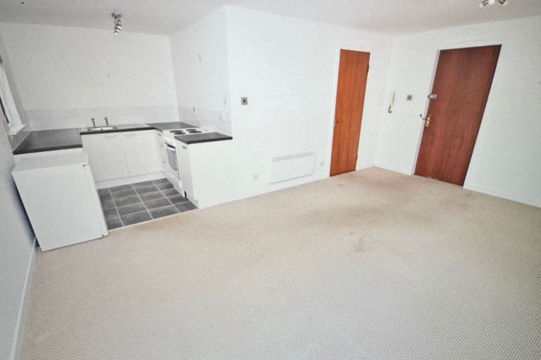 Large studio flat to let in good location with easy access to city centre