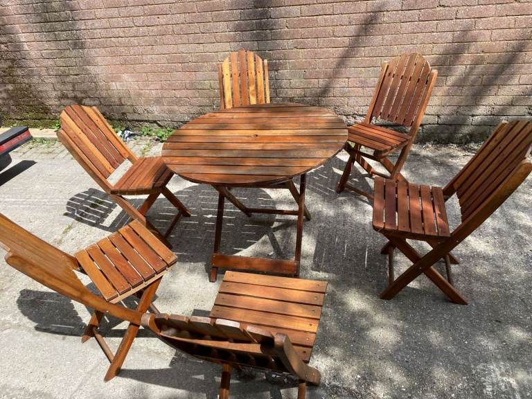 Beautiful Wooden Round Branded Table With 6 Chairs