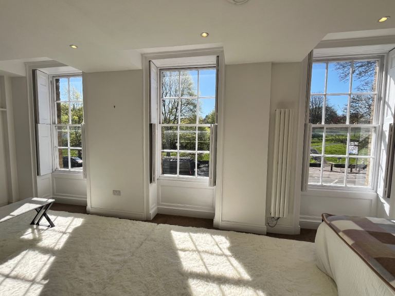 Large luxury studio flat 36mins from central London 