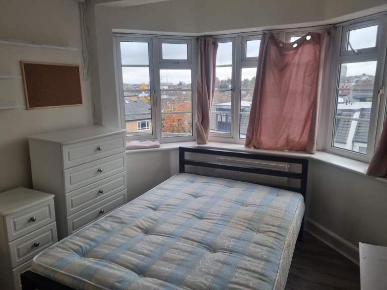 Four rooms available in Hendon central, also suitable for couple 