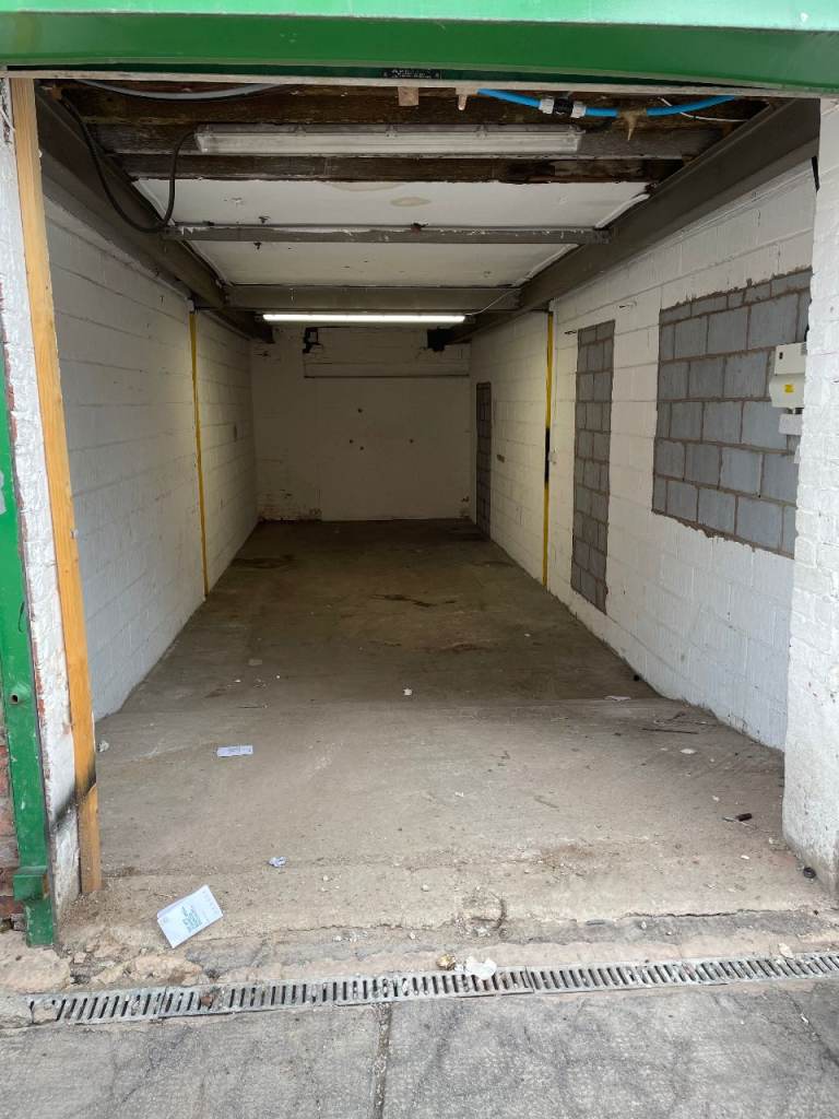 Secure storage unit to let Salford - running water and electricity 