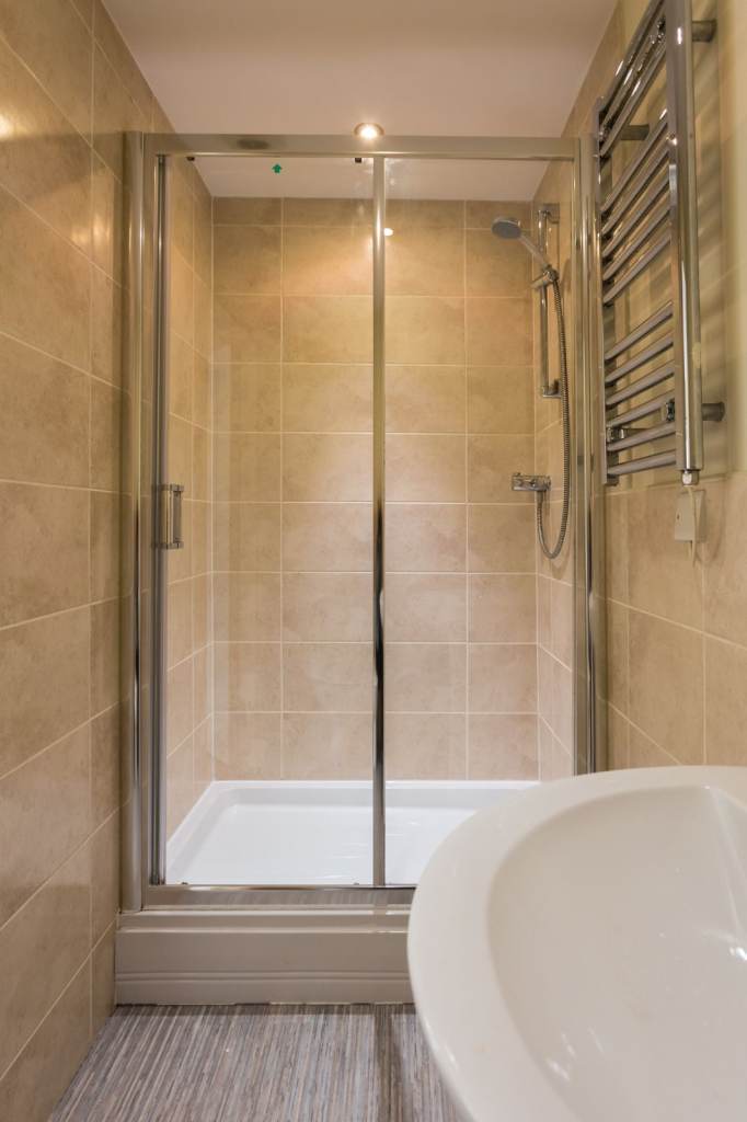 Large Ensuite Room in Friendly Professional House Share 