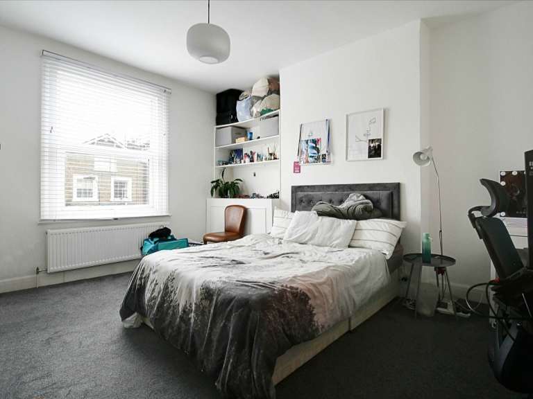 4 bedroom house in St. Stephens Avenue, London