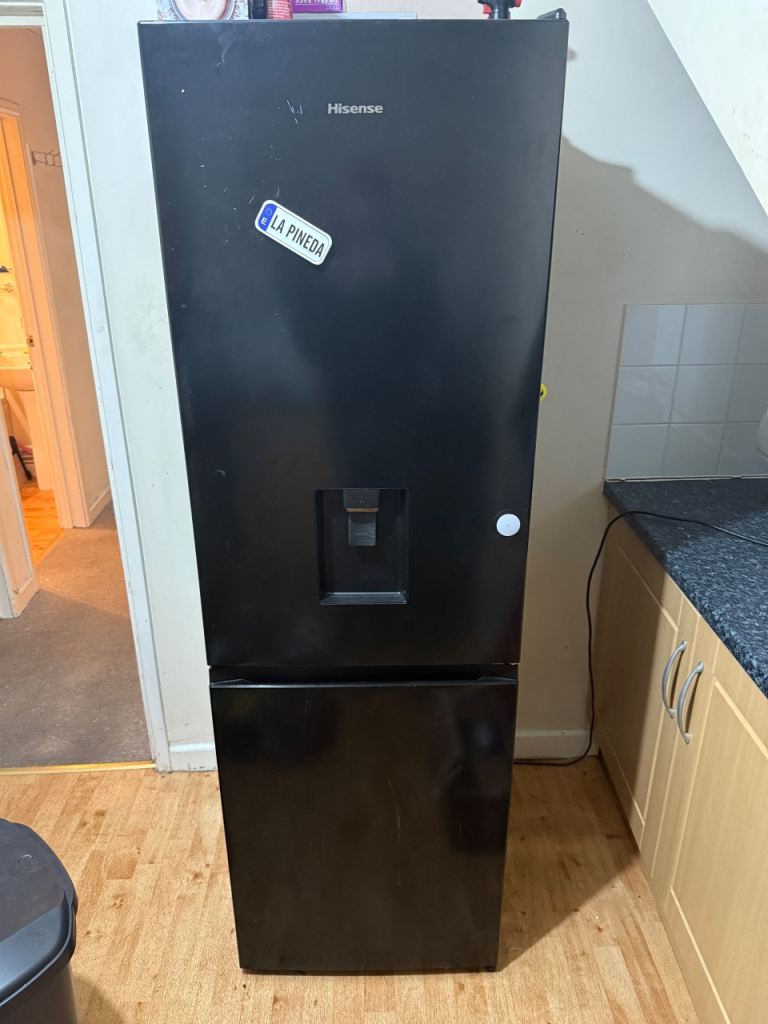 Frost free large Heisense Fridge Freezer (70£)