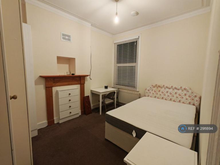 3 bedroom flat in Eton Avenue, London, N12 (3 bed) (#2911894)
