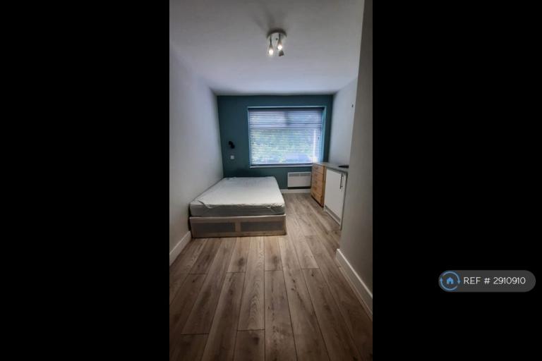 Studio flat in Gateshead Road, Borehamwood, WD6 (#2910910)