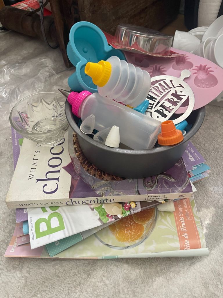 Large bundle of cake making / decorating items 