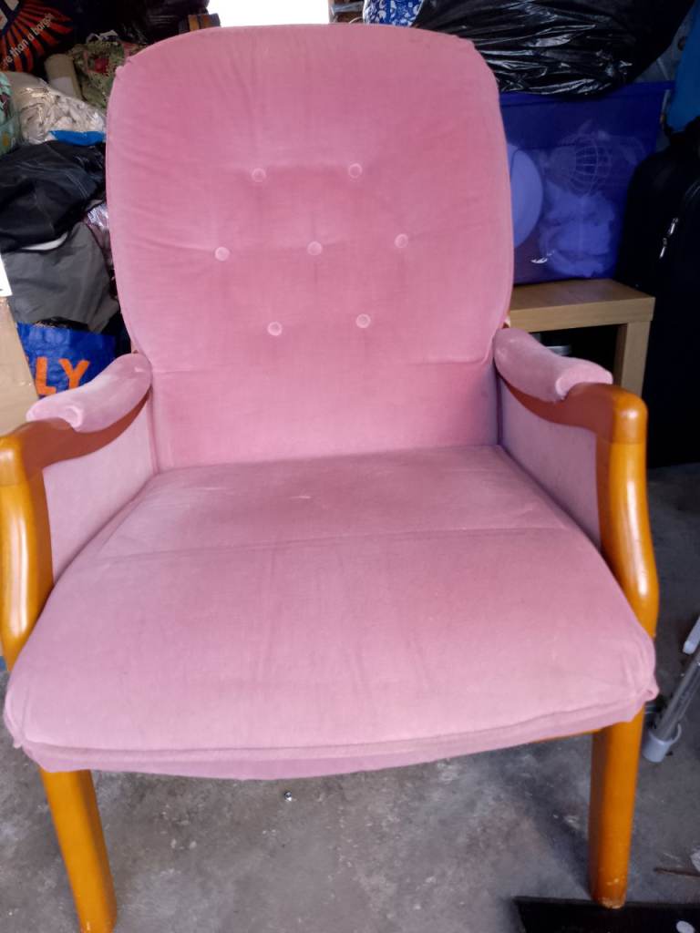 Pink Velvet Armchair with Wooden Arms – Good Condition