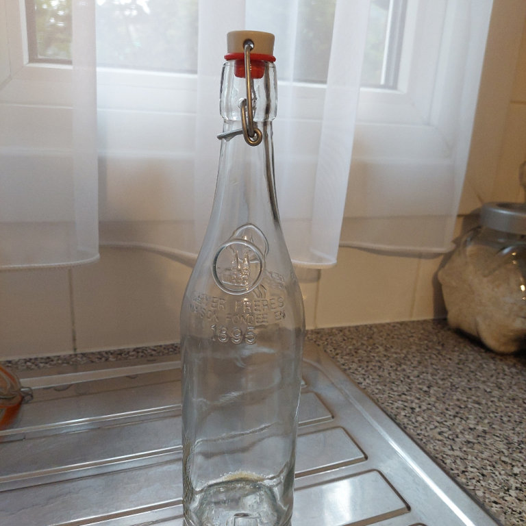 Glass bottle 