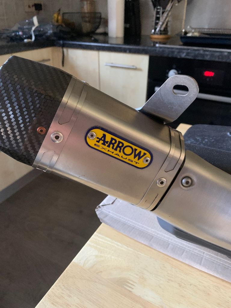 Arrow end can Triumph street triple765