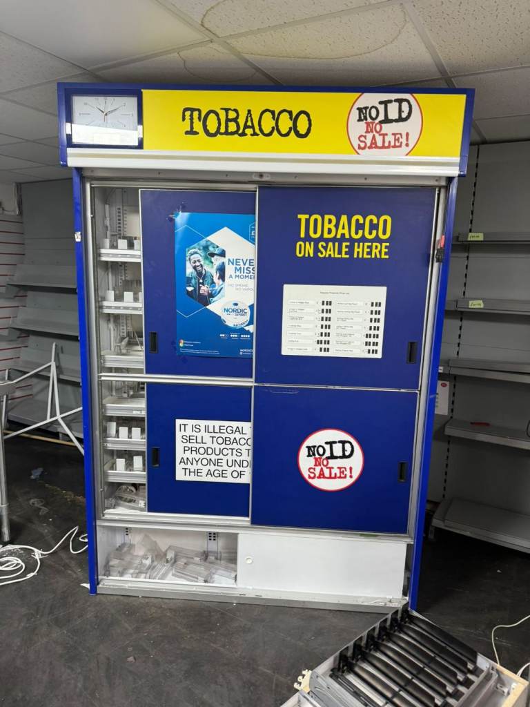 COMMERCIAL LARGE CIGARETTE GANTRY EXCELLENT CONDITION CIGARETTE DISPLAY 