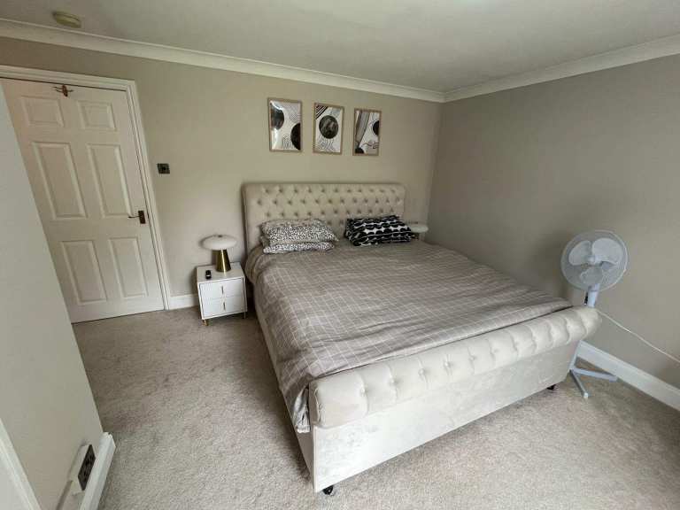 Spacious & Cosy Ensuite Room for Rent in - GU15 2SF