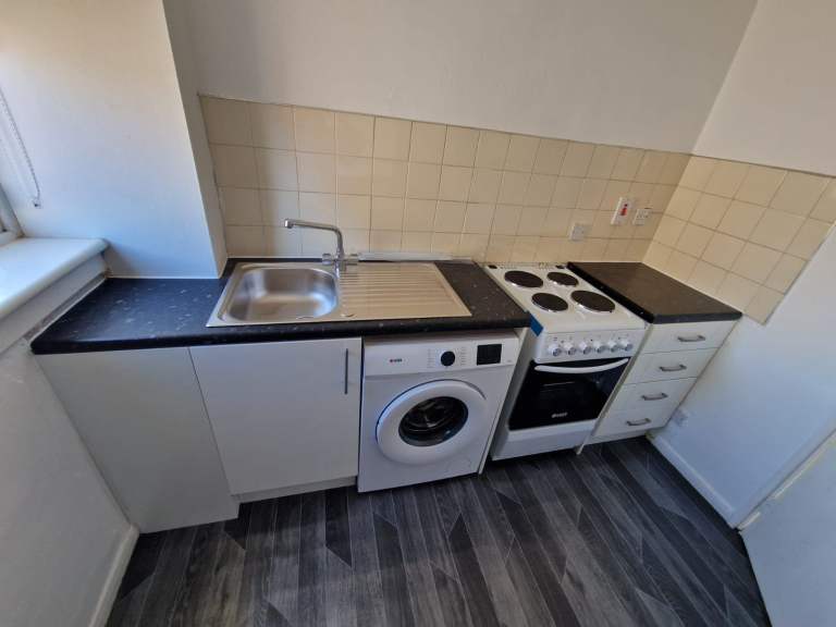 ***Seldom Available - 3 Bedroom Semi-Detached House in Hamilton***