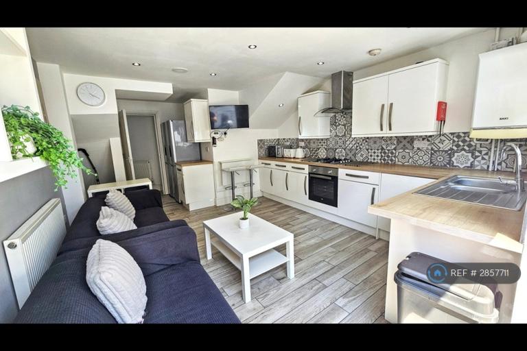 6 bedroom house in Parkfield Place, Cardiff, CF14 (6 bed) (#2857711)