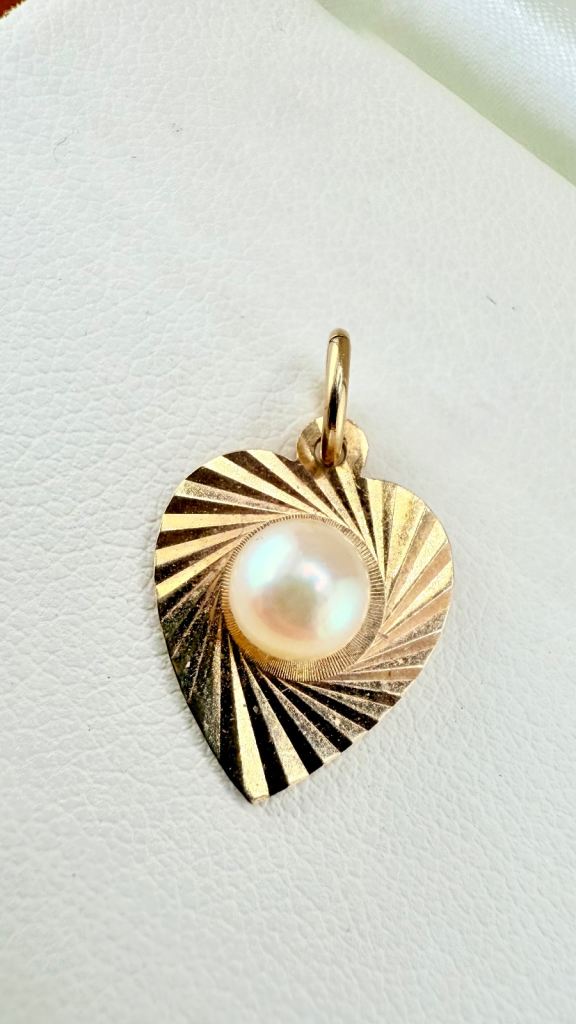 Fine 9ct Gold Vintage Pearl Heart Pendant 