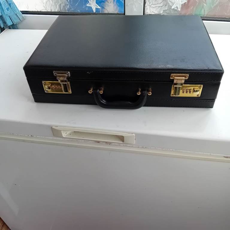 BREIF CASE VERY GOOD CONDITION COMBINATION LOCK AT MOMENT IT IS UNLOCKED READY FOR YOU