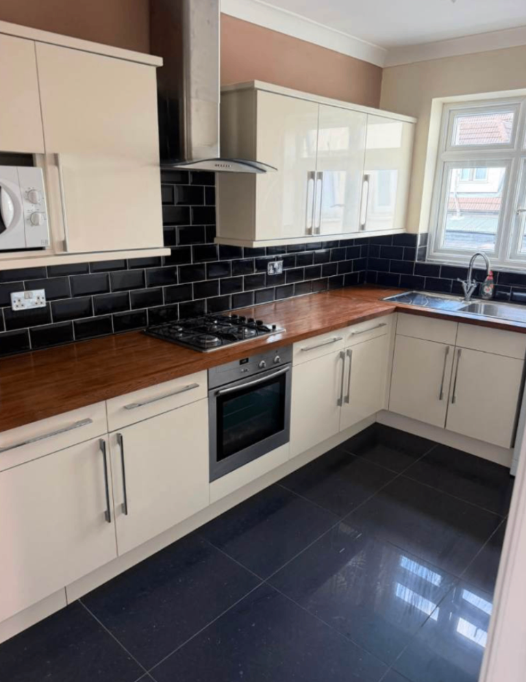 Modern 2-Bedroom Flat | Renovated | Fitted Kitchen | Parking | Hornchurch Road, Romford, London-RM11