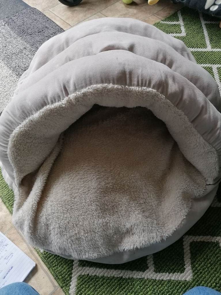 Cave/hooded dog bed 