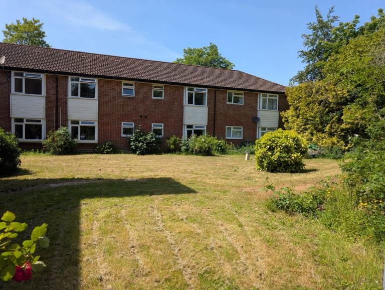 Studio Flat £925 pcm in Fordingbridge : Includes Water & Gas Heating