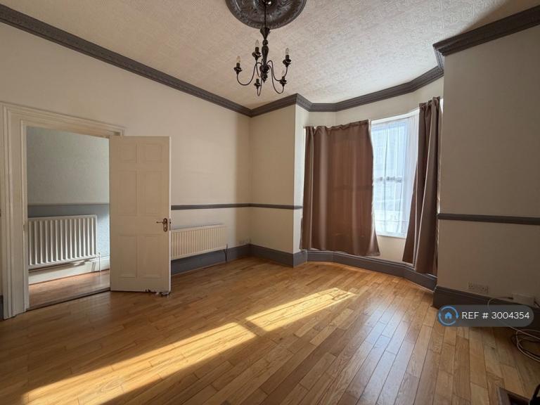 5 bedroom house in Britannia Road, Southsea, PO5 (5 bed) (#3004354)