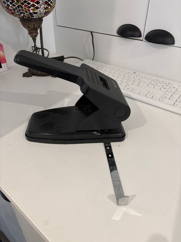 Heavy duty hole punch