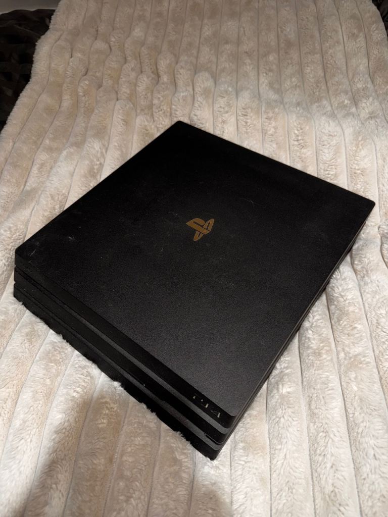 PlayStation 4 Pro 1TB - One Controller Excellent