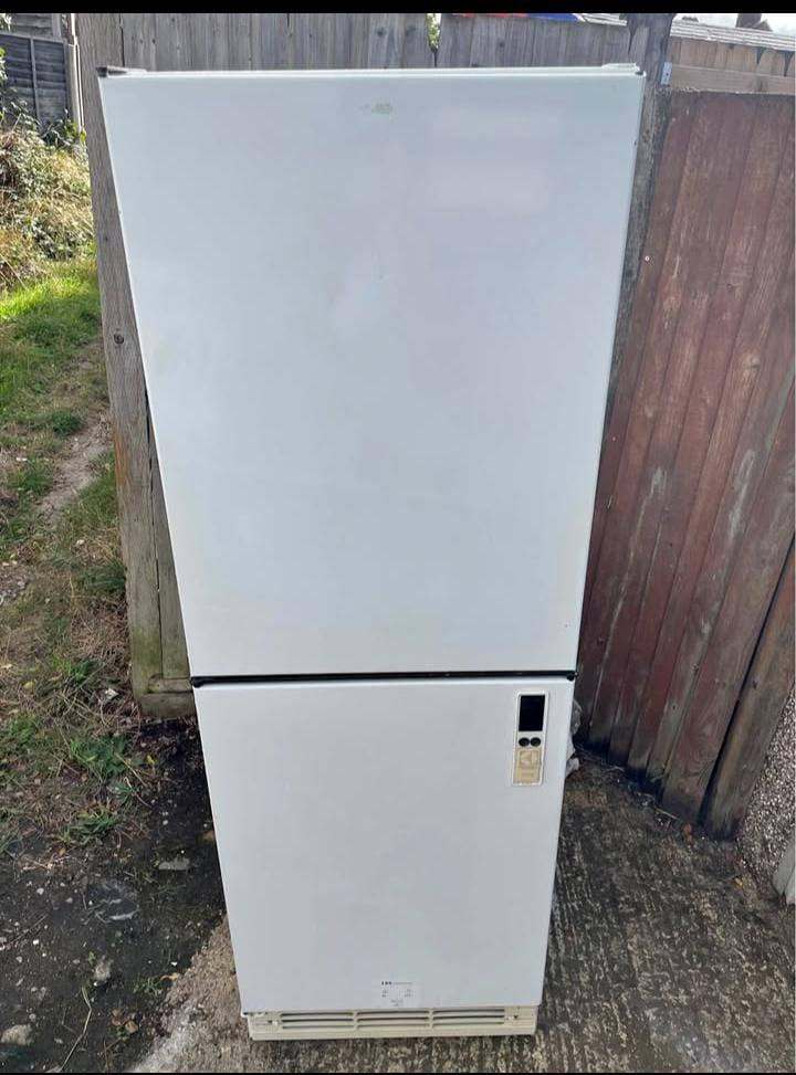 🧊 Integrated Fridge Freezer – Clean White – Digital Temperature Display – FREE Delivery 🚚
