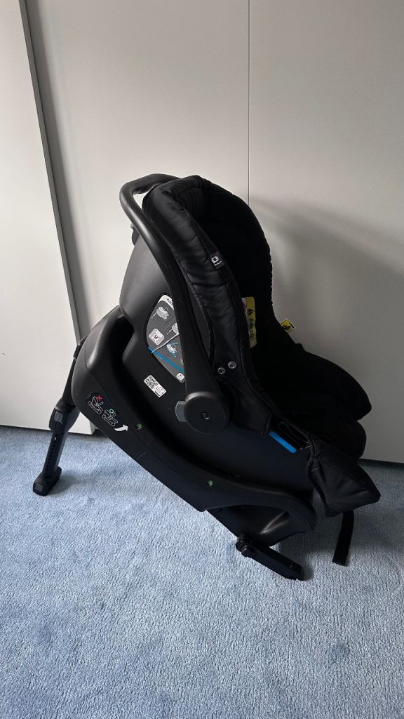 Joie ISOFIX base with i-Juva car seat